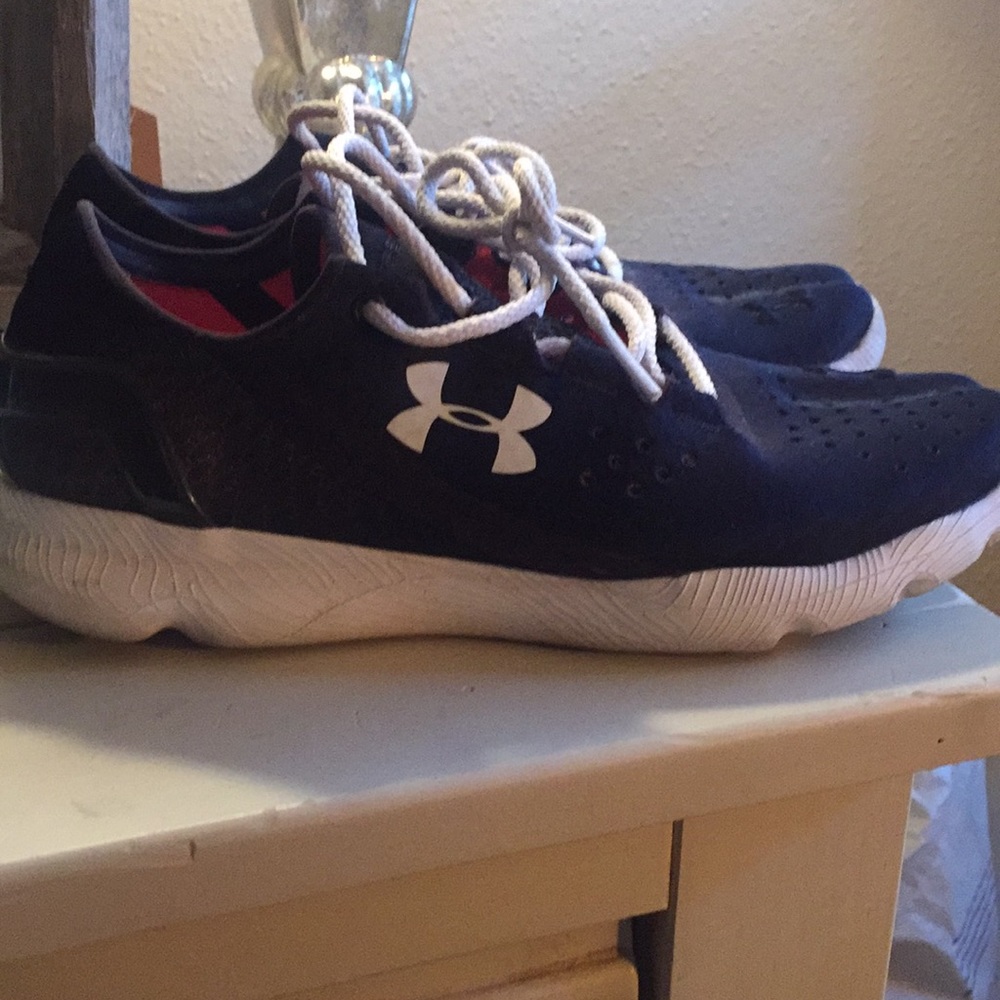 Tennis shoes